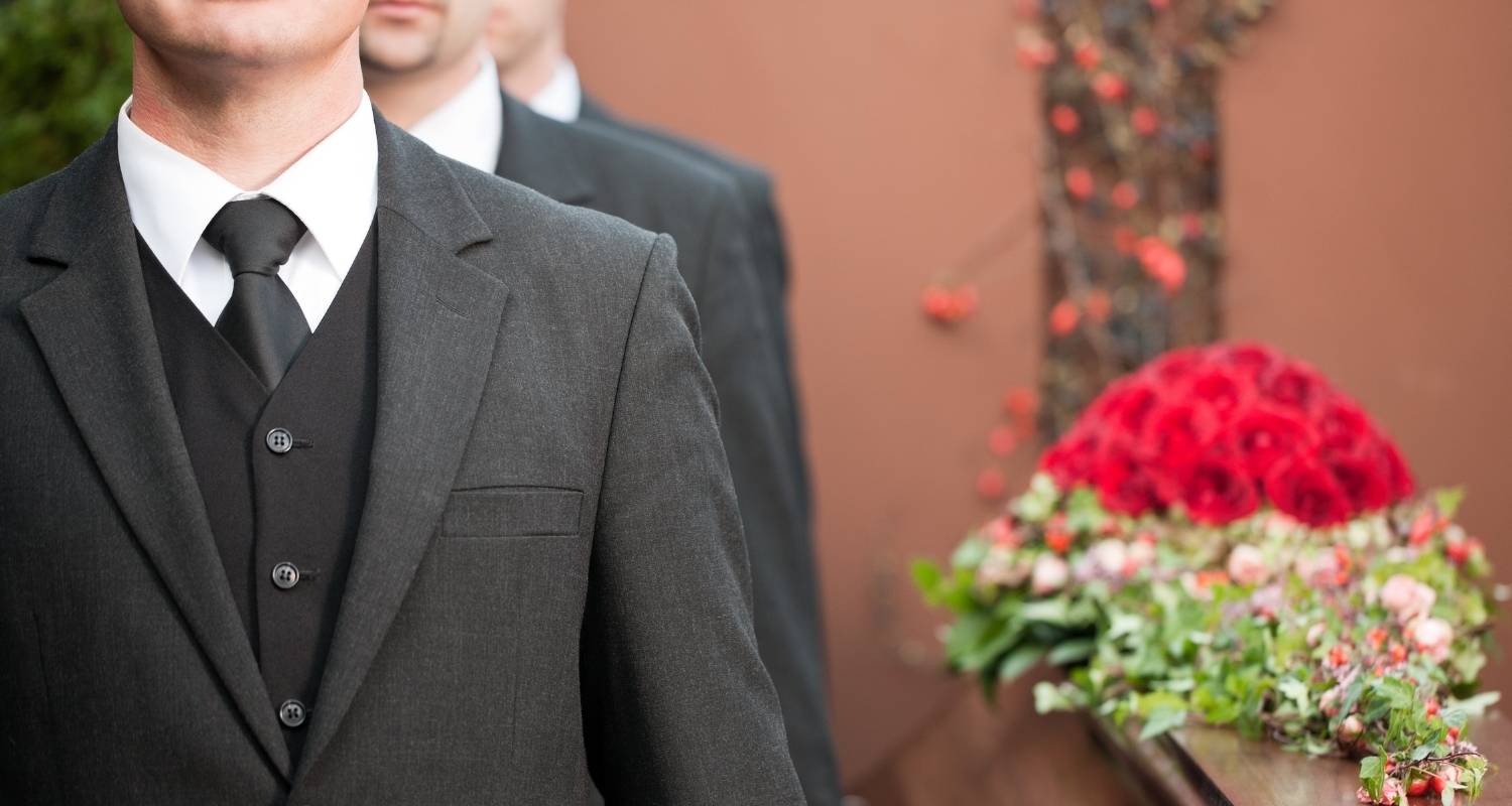Dovresti indossare una cravatta a un funerale o no?