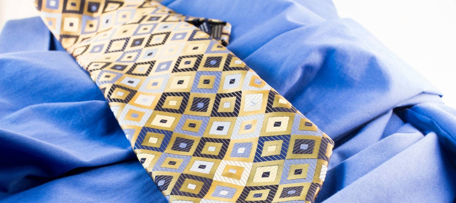 Di che colore è la cravatta con una camicia blu