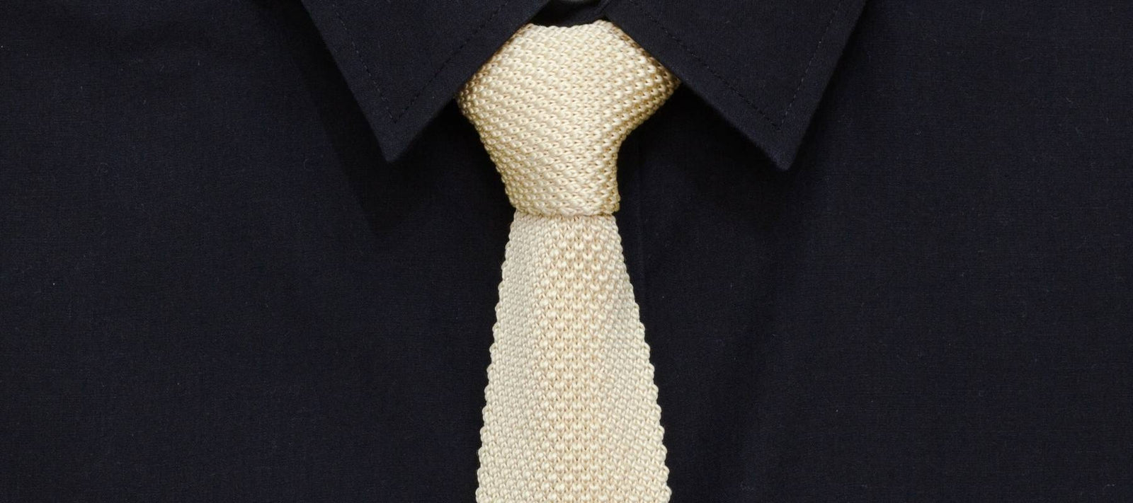Che cravatta indossare con una camicia nera