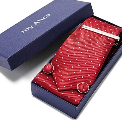 Raudonas kaklaraištis prie kostiumo