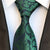 Cravate Verte à Fleurs Noires