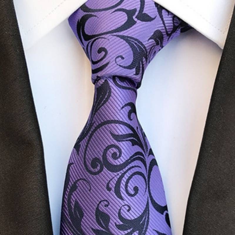 Šviesiai violetinis kaklaraištis su juodomis gėlėmis