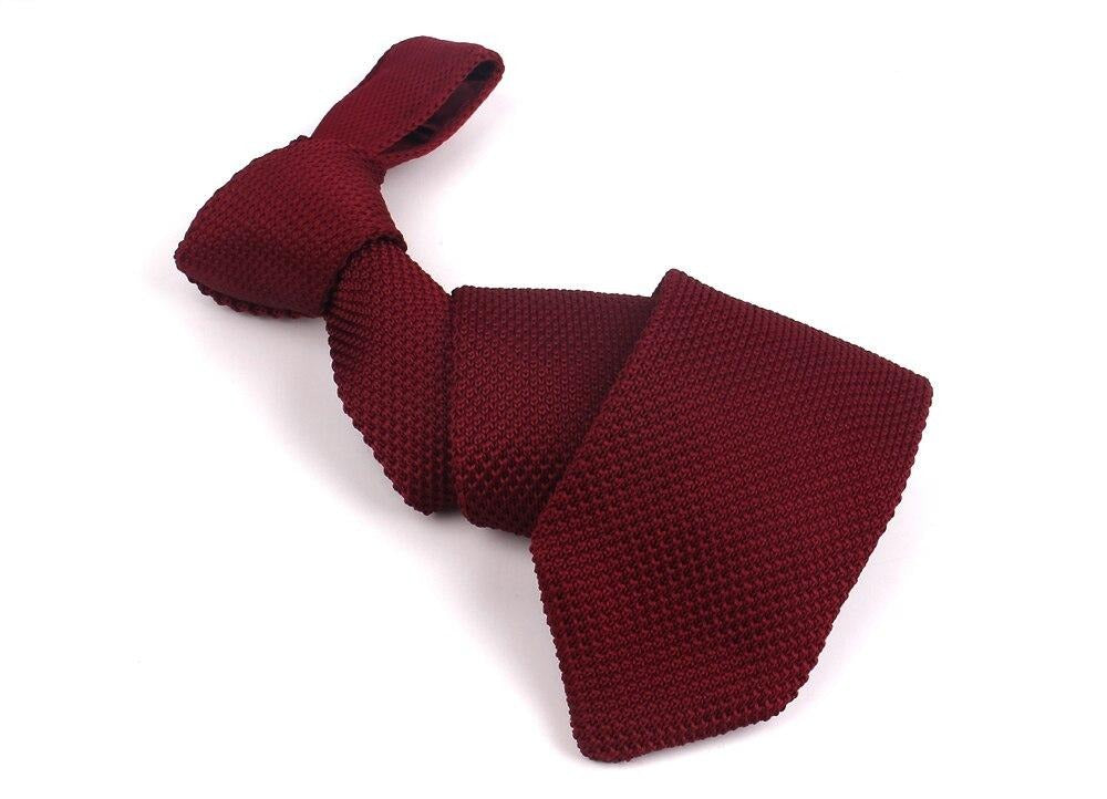 Bordo spalvos megztas kaklaraištis