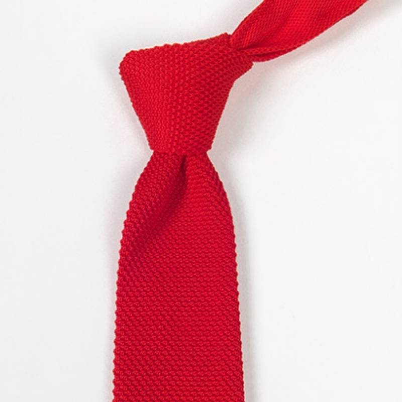 Raudonas megztas kaklaraištis