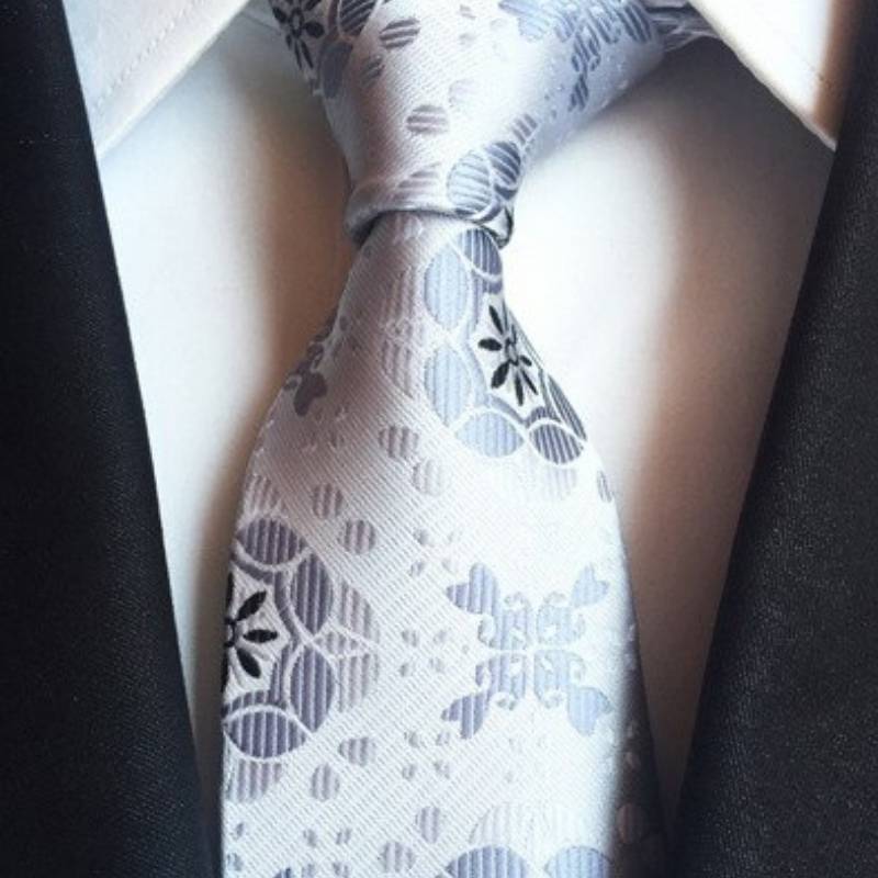 Cravate Argentée à Motif Fleuri