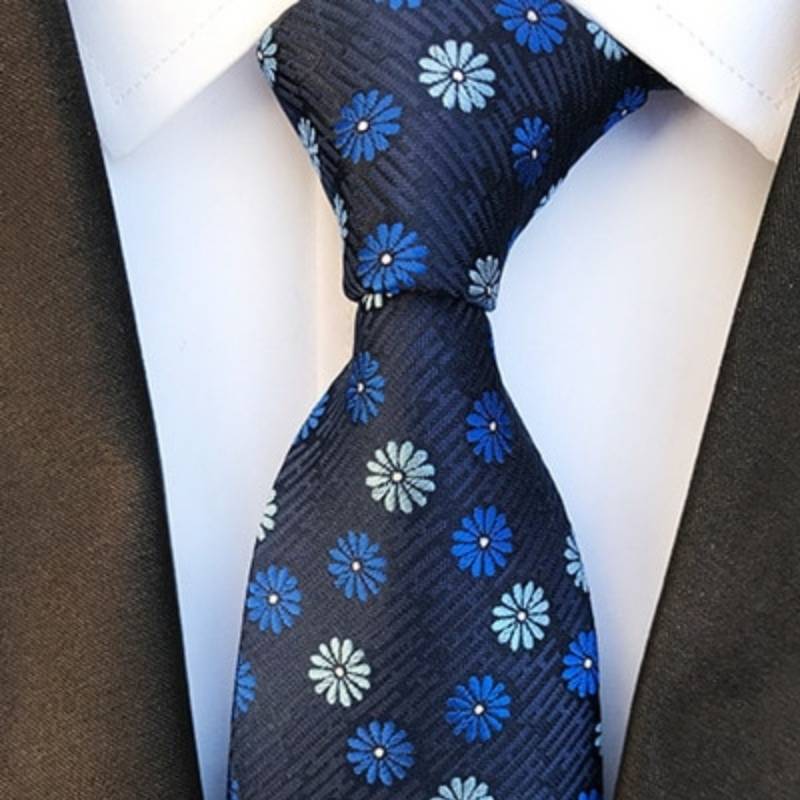 Cravate Bleue Avec Fleurs