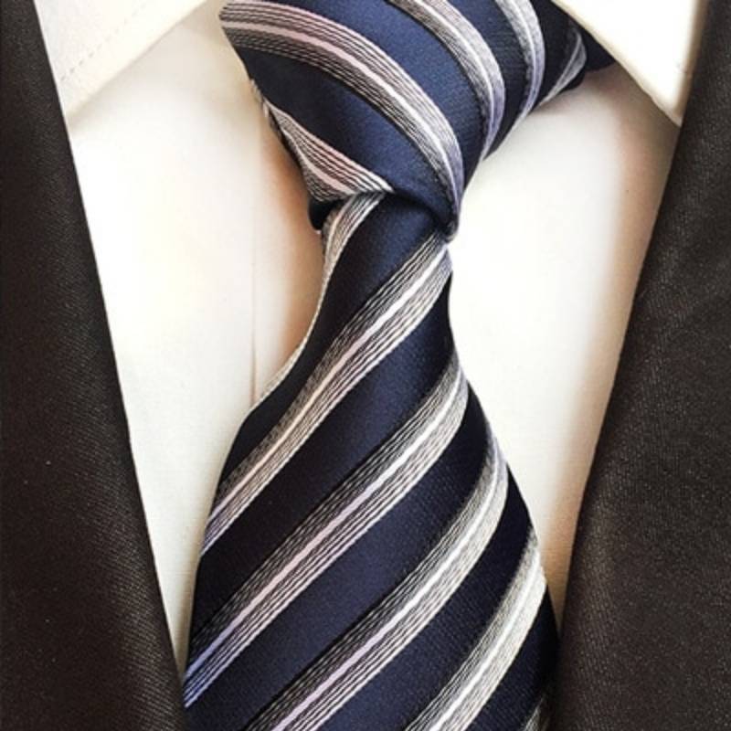 Sötétkék nyakkendő ezüstszürke csíkokkal