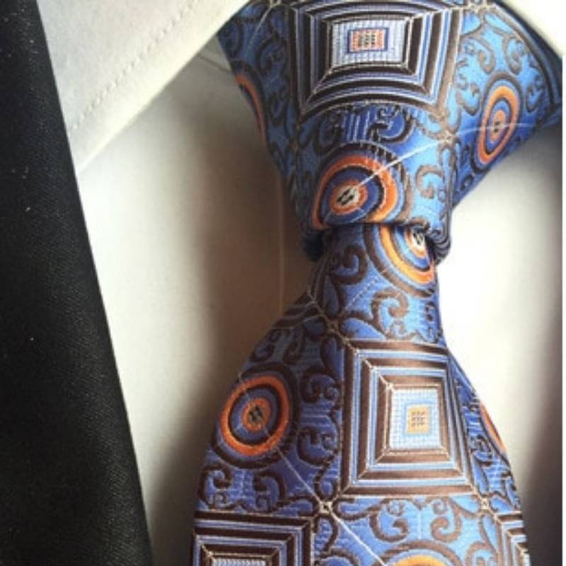 Kék nyakkendő négyzet és kör mintákkal