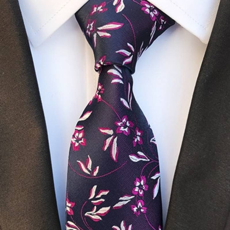 Fekete nyakkendő rózsaszín és fehér levelekkel