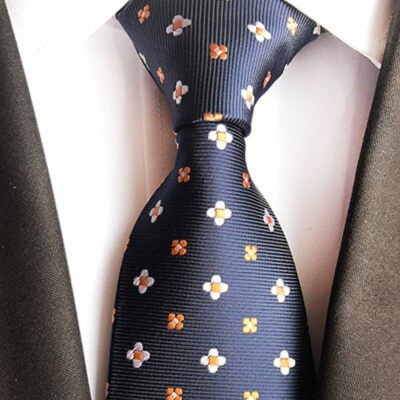 Fekete nyakkendő fehér és narancssárga virágokkal