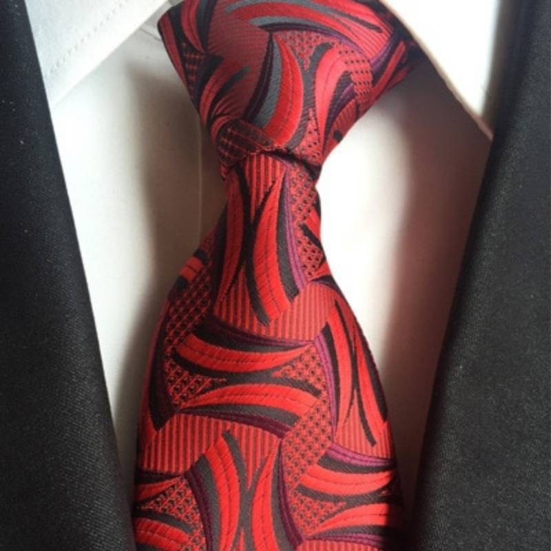 Crvena kravata s uzorkom