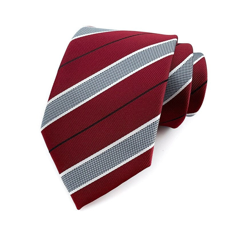Crvena kravata sa svijetlo sivim prugama