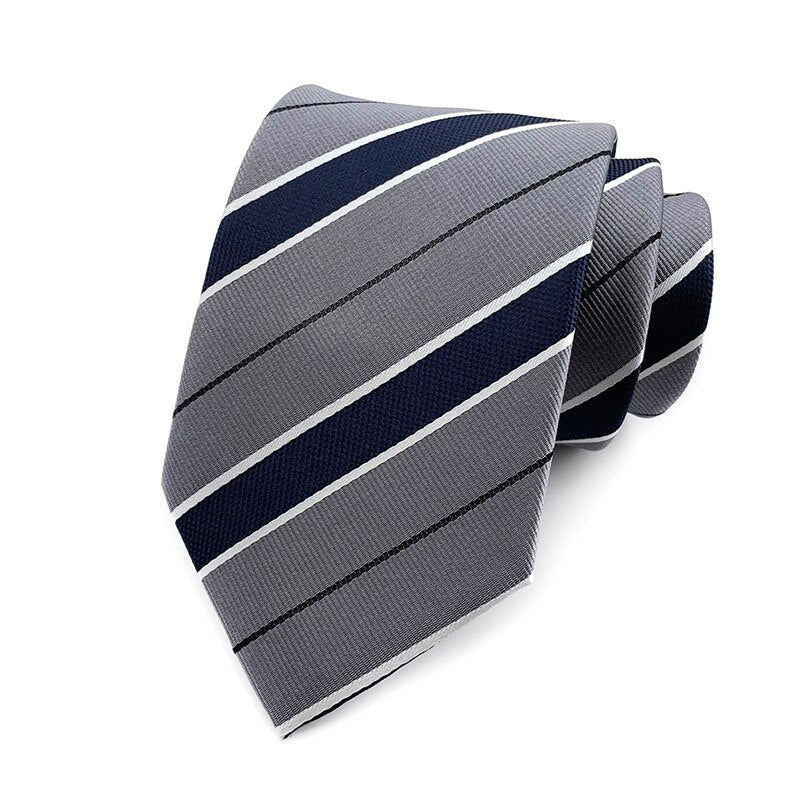 Szürke nyakkendő sötétkék csíkokkal