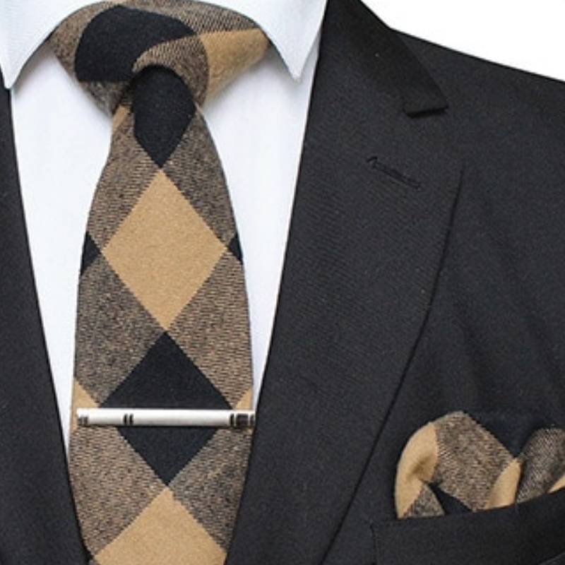 Cáqui e gravata preta